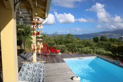 Image de Villa aux Trois Ilets avec piscine et superbe vue sur la baie de Fort de France.