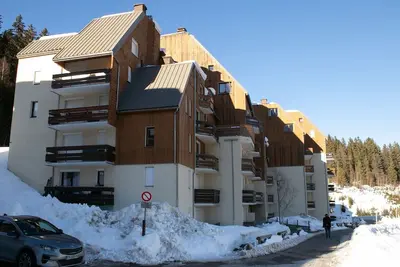 Image de Studio 4 personnes ski aux pieds sur la station des 7 Laux