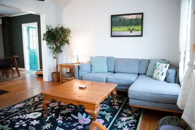 Image de Trail access ✯ Downtown ✯ Pet Friendly & No Cleaning Fee!