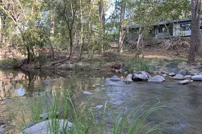 Image de Creekside Cabin Under the Sycamores