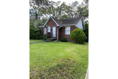 Image de Walk to the Square and the Campus!