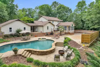 Image de Backyard Beach with Pool
