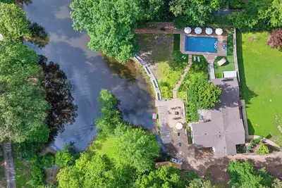 Image de 》Breathtaking Lakefront Luxury •game room+ waterfront Fire Pit 4br sleeps 10《