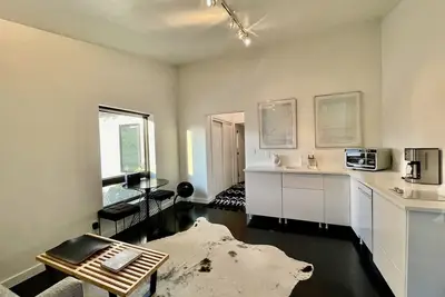 Image de The No. 3: modern, bright, renovated, dwtn condo w/ outdoor lounge space