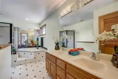 Image de Stunning Home Near the Lake