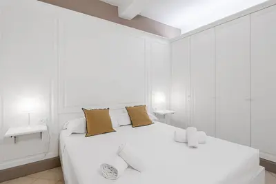 Image de Comfortable and modern 60 sqm apartment that can accommodate up to 4 people. Located on the first floor, without lift, of a characteristic Florentine period building, the apartment is located few steps away from the Central Market, in an extremely lively