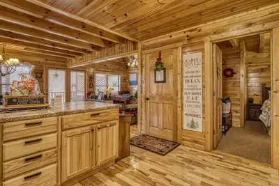 Image de Secluded Setting-Cozy Cabin Rental- Firepit Gameroom Internet Access-In Great Smoky Mountains