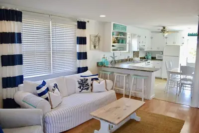 Image de Designer Beach Cottage - Only 2 Blocks to the Lifeguarded Beach! !
