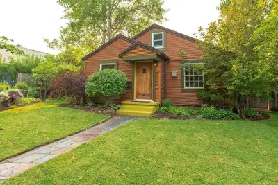 Image de Bend West Side Cottage ~ Dog Friendly ~ Fireplace