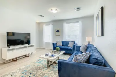 Image de Stunning and renovated townhome, next to the Orange County Convention Center!