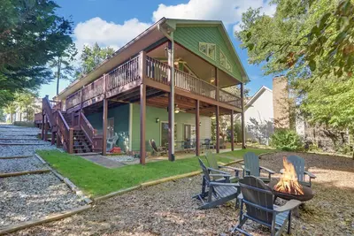 Image de Cozy Lake Hartwell Cabin - Beautiful dock views! Bring your boat and your pet!