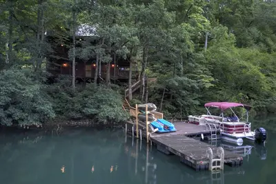 Image de Luxury Lake House w/Private Dock, Pontoon Boat, Hot Tub, Pool Table, Theatre Rm