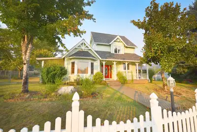 Image de Two Story Victorian Farm House. Hot Tub!