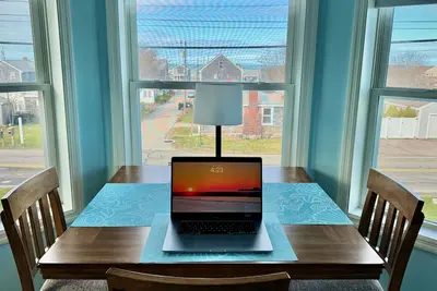 Image de Ocean View Private Apartment. Sleeps 4. Vacation while working at home. \n