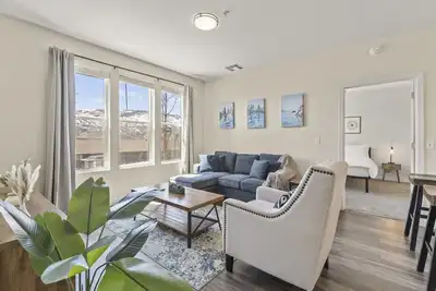 Image de Luxe Home Ensuite Baths Pool Gym & Mountain Views