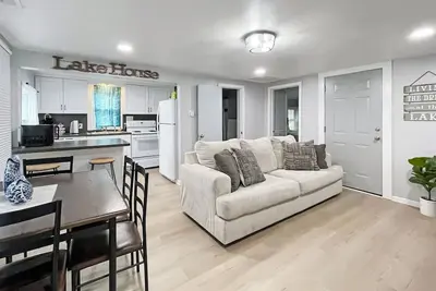 Image de Pet Friendly Home by Lake Shawnee!