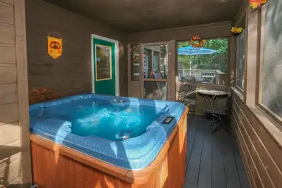 Image de Hot Tub Time, Fireside Chats, Outdoor Movies & Dual Convenience to Appalachian Fun - Simply Blessed