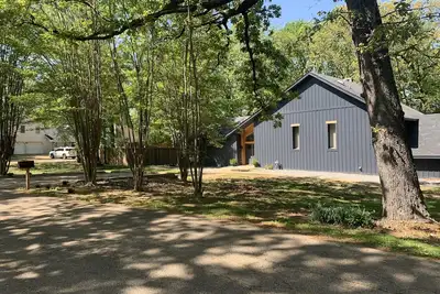 Image de Contemporary Charm near Elvis Presley’s Birthplace - Sleeps 12