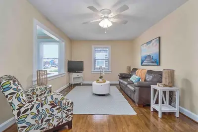 Image de Beach Cottage #1 on 19th - 3 Blocks from Beach