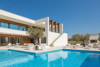 Image de Maison de vacances privée avec Wifi, bain à remous, piscine privée, climatisation, Tv, terrasse