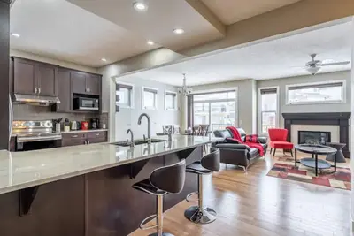 Image de House on a Hill: 3Bdrm with Private Playground & New Appliances