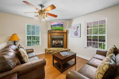 Image de Hot Tub, Swing, and Privacy! No steep mountain roads. Close to parkway