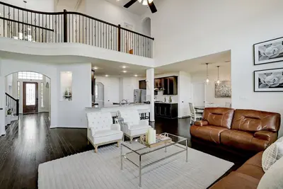 Image de Elegant spacious home with water view. Prime location- Richmond, Katy, Houston, Rosenberg.