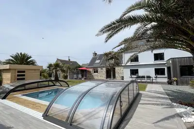 Image de Maison Familiale avec Piscine chauffée et Jardin clos - Proche des Plages