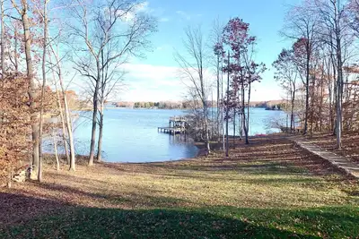 Image de Luxurious Lakehouse Retreat, waterfront with all the toys!