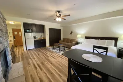 Modern Studio with a quick walk to dining & shops!