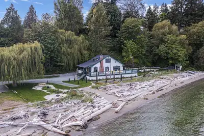 Ferry Cove - Private low bank beachfront property.