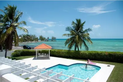 Image de Beautiful townhome overlooking the water located 15 mins away from tourist areas