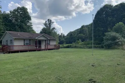 Image de A Mountain Retreat with a Creek, hot tub & Sauna