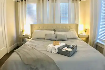 Image de King Bed/Sleeps 4/Furnished Private Apt/In-Unit Washer Dryer/Smart Hdtv