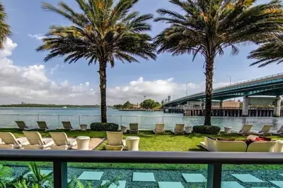 Image de 2Bedroom-2Bathroom Canal Front with Terrace. Walk to Bal Harbour Beach