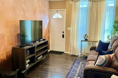 Image de Affordable Furnished LuxuryTownhouse near Stadiums In Baltimore Pig Town.
