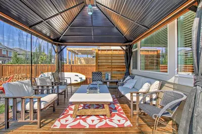 Image de Spacious Family Getaway for 10 with Hot Tub, Lake, Gazebo, King Master