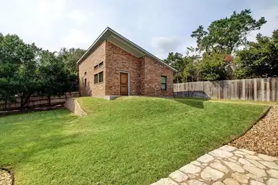 Image de Brand New Adorable Arboretum bungalow