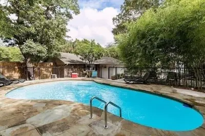 Image de Tropical Pool Paradise! Hot Tub, Fire Pit, Grills! đź”· Comfortable Updated House đź”·