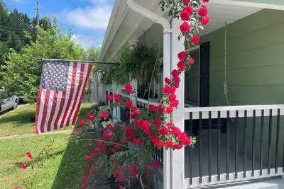 Image de Mayberry Front Porch - 0. 5 miles to downtown Mayberry