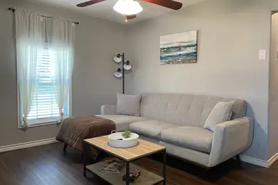 Image de 3 Bedroom, 1 bath Comfortable and affordable house in Convenient location couple of minutes from the beach.