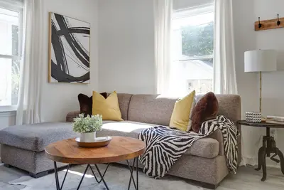 Image de Downtown Delight - Stylish Private Walk to City Center