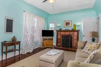 Image de Barb · Charming Historic Spanish Home · 10 min from Beach