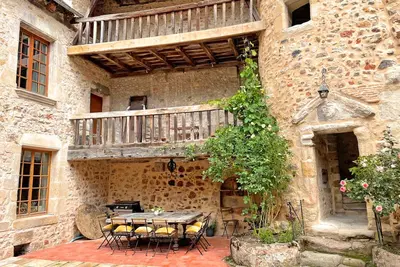Image de Élégant cottage médiéval restauré avec piscine, cheminée, proche du golf et attractions culturelles