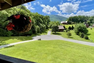 Image de Family Friendly Large Yard Hot Tub Fire Pit Theater View Pets Ok Game Room