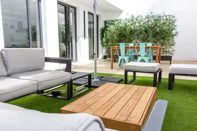 Image de Ground floor with private patio next to the beach