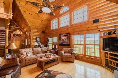 Image de Unique Log Cabin, Riverfront, minutes to Saratoga