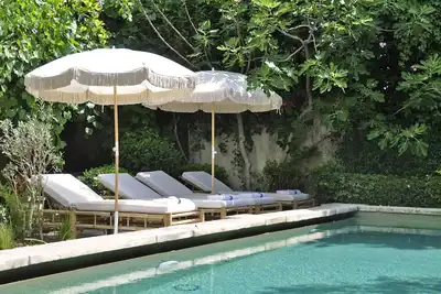 Maison de Manon, in the heart of Maillane, 5 bedrooms, 5 bathrooms, heated swimming pool