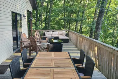 Image de Lazy Bear Retreat - Stunning Mountain Cabin in the Heart of the Smokies with a Hot Tub!