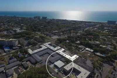 Image de Freshly updated, minutes walk to beach, parks, & Old Town